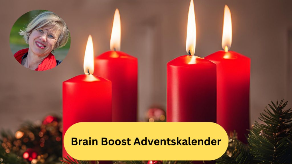 Vier brennende rote Kerzen im Adventskranz, dazu der Schriftzug "Brain Boost Adventskalender"