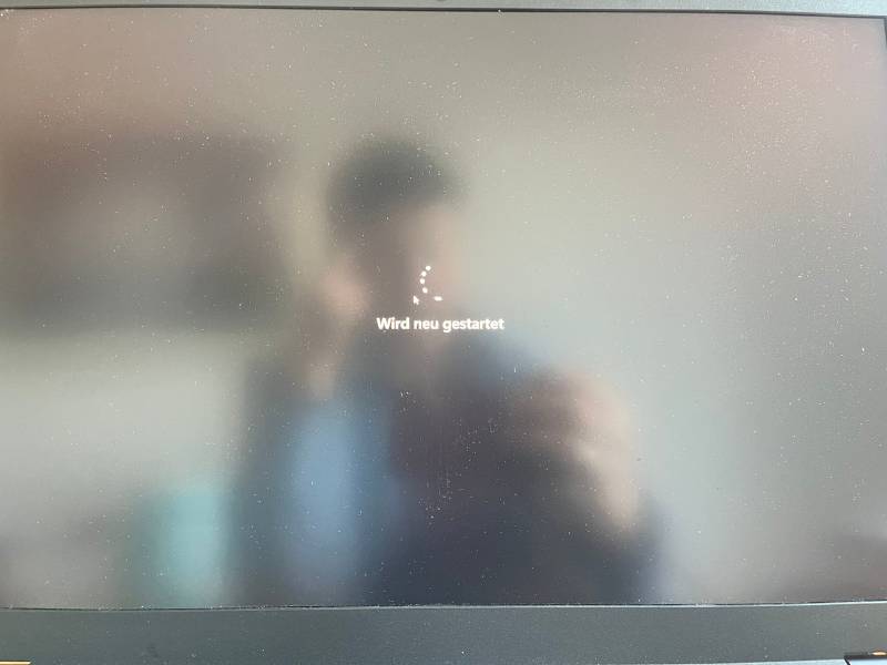 Windows Bildschirm - wird neu gestartet: 12 von 12 April 2024 10 von 12
