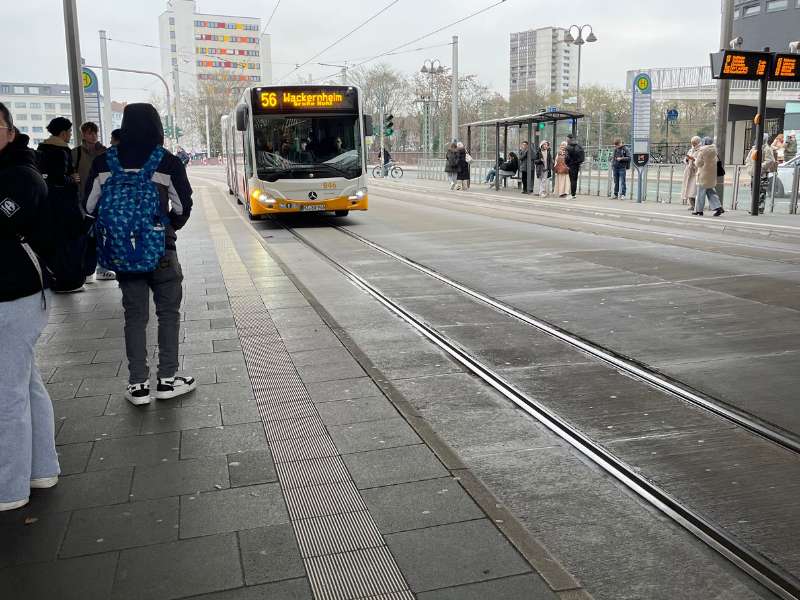 12 von 12 Dezember 2024 - 10 von 12 - der Bus 56 fährt in die Haltestelle ein