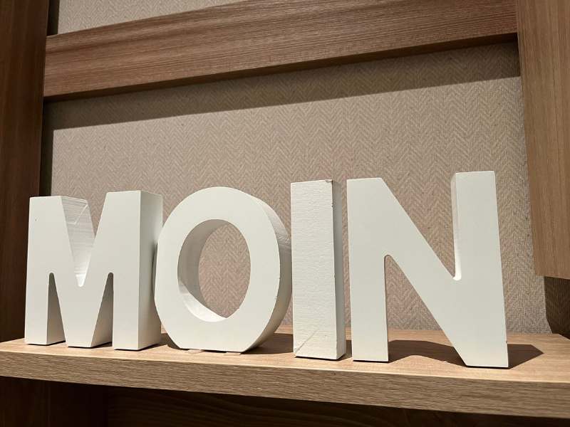 12 von 12 Dezember 2024 - 3 von 12: Schriftzug MOIN aus weißem Holz