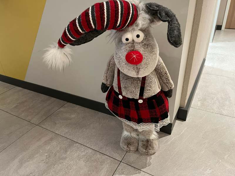 12 von 12 Dezember 2024 - 4 von 12: Stoffhase im Weihnachtslook mit roter Nase und langer roter Bommelmütze