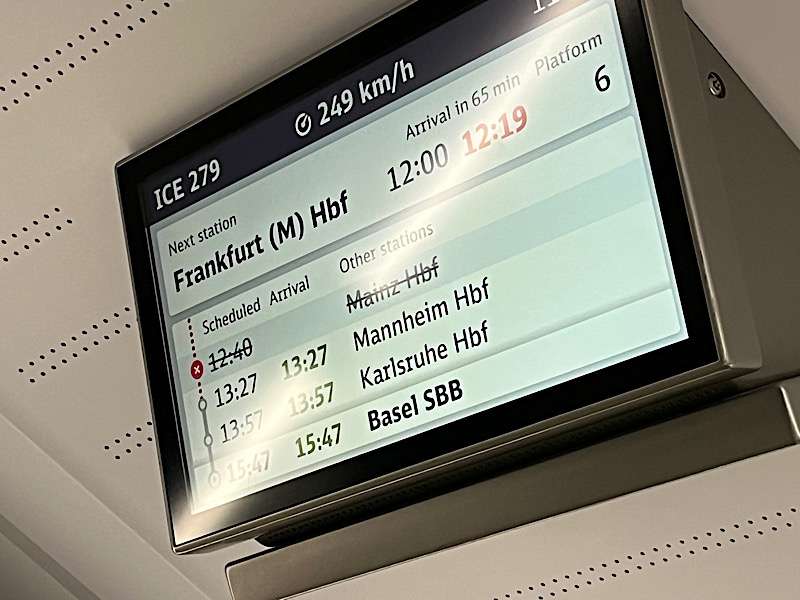 12 von 12 Dezember 2024 - 8 von 12: Monitor im ICE 279 mit den nächsten Halten, Mainz Hbf ist durchgestrichen (entfällt)