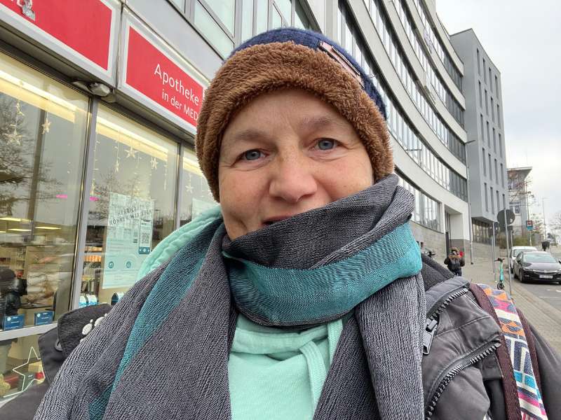 12 von 12 Dezember 2024 - 9 von 12 - Danielle mit blauer Mütze vor einer Apotheke