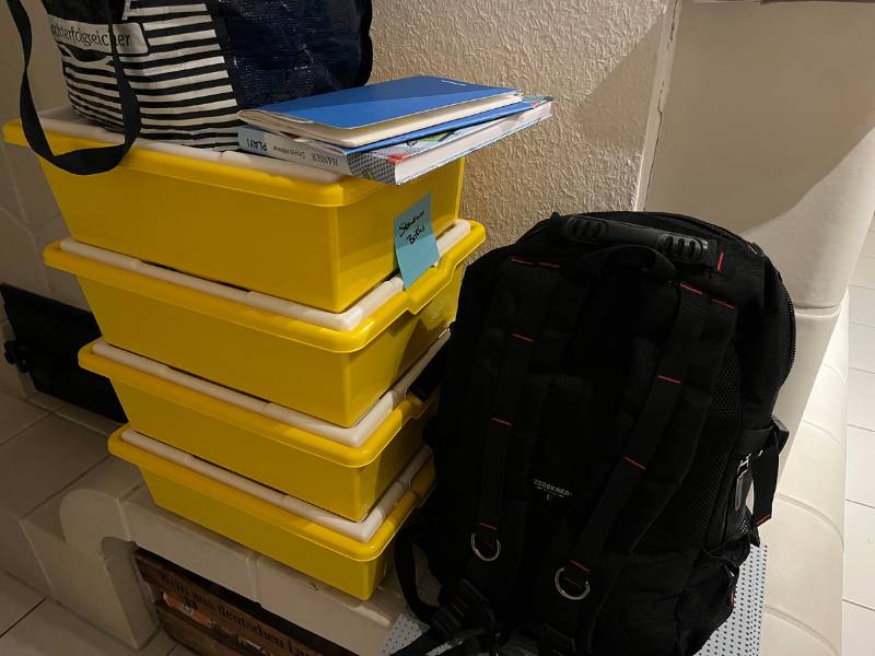 12 von 12 März 2025 - 1 von 12: gelbe Kisten und schwarzer Rucksack