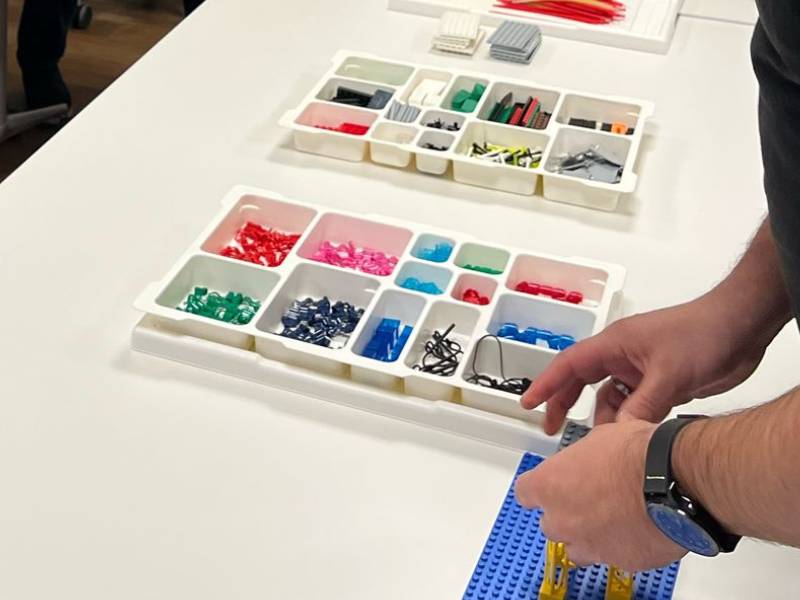 12 von 12 März 2025 - 10 von 12: Hände bauen Lego®