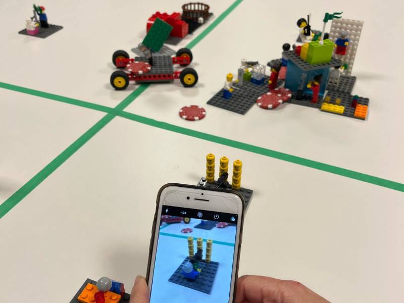 12 von 12 März 2025 - 11 von 12: Lego® Modelle, die mit einem Handy fotografiert werden