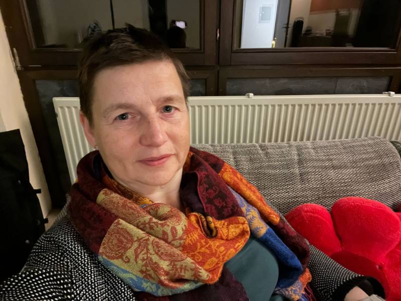 12 von 12 März 2025 - 12 von 12: Danielle Berg auf Sofa