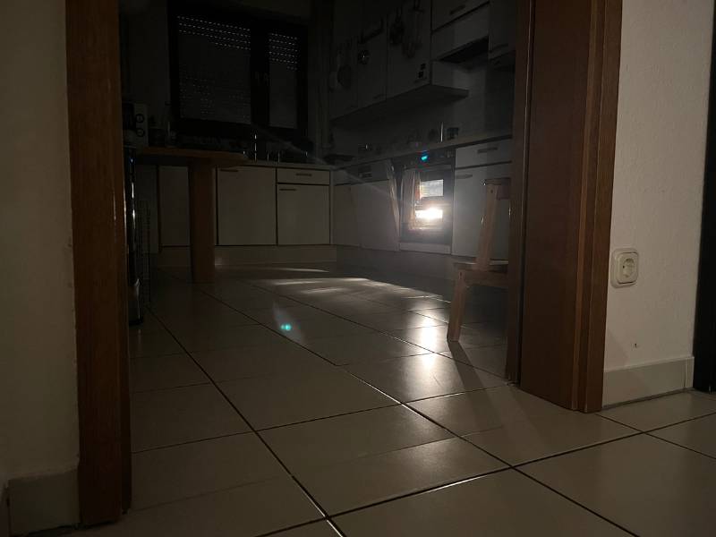 12 von 12 März 2025 - 2 von 12: Fliesenboden im Dunkeln mit Licht aus dem Backofen