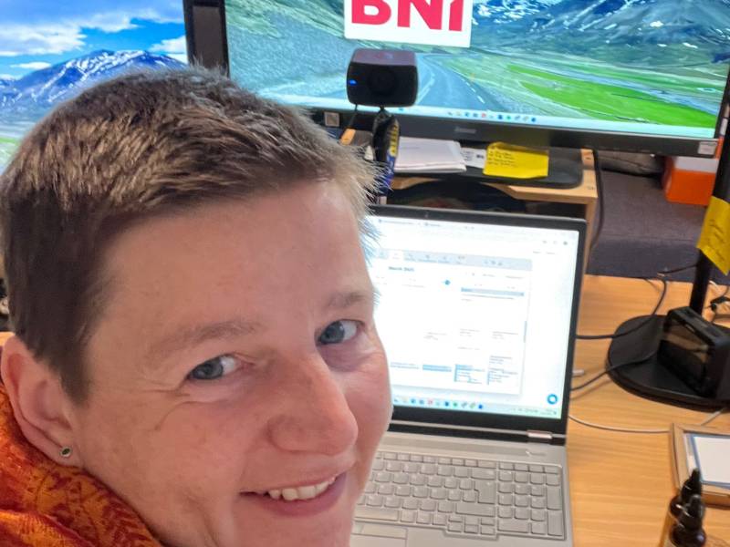 12 von 12 März 2025 - 3 von 12: Danielle Berg am Laptop
