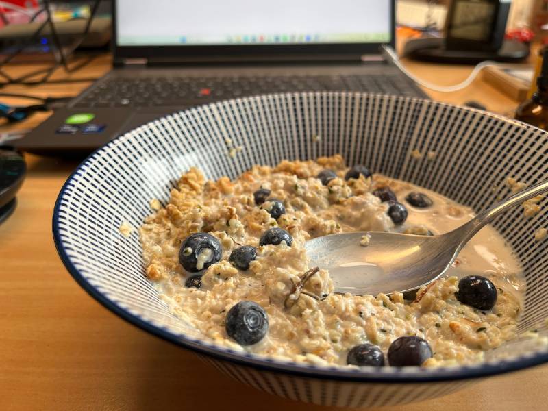 12 von 12 März 2025 - 4 von 12: Schale mit Müsli - laptop im Hintergrund