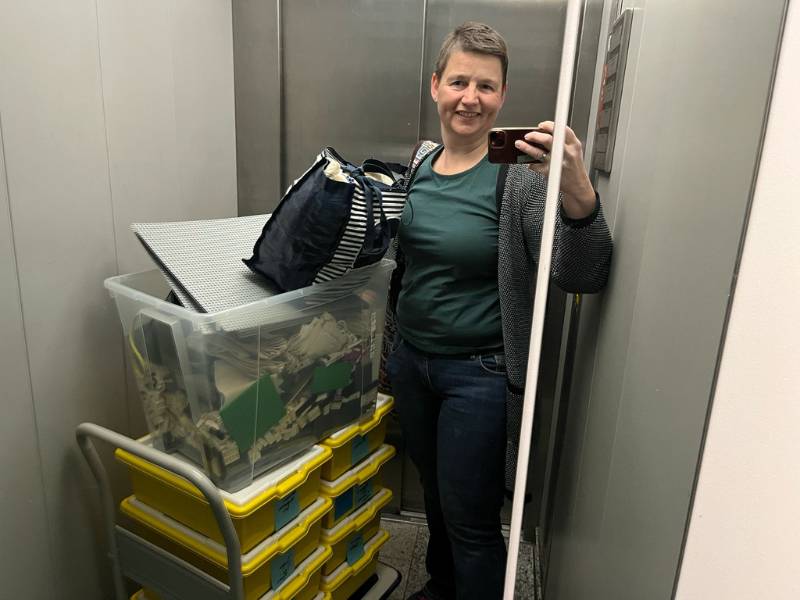 12 von 12 März 2025 - 6 von 12: Danielle Berg - Seflie im Fahrstuhl mit gelben Kisten