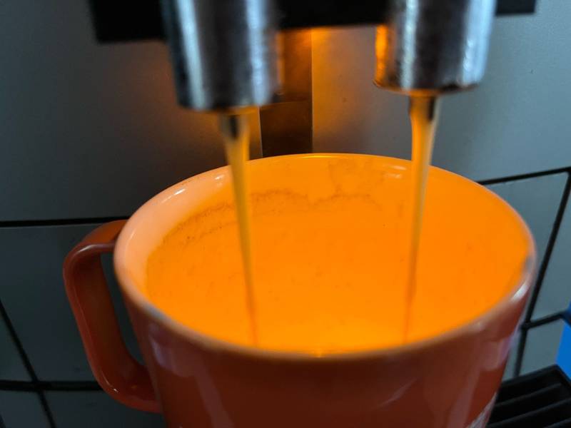 12 von 12 März 2025 - 7 von 12: Kaffee läuft in eine Tasse