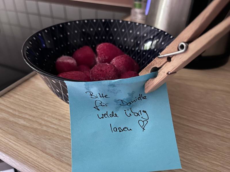12 von 12 Oktober 2023 - 5 von 12: Erdbeeren mit Schild - bitte was übrig lassen
