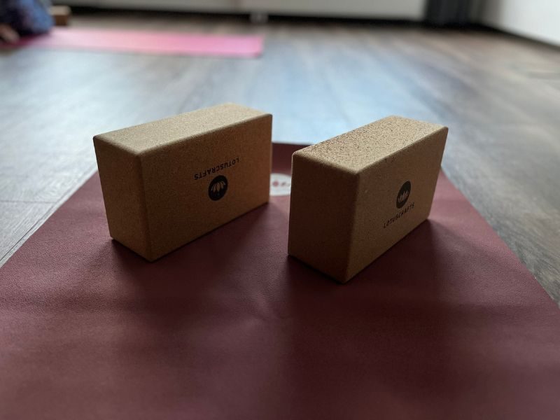 4 von 12: Yoga Blöcke und Yoga Matte beim Yoga für Frühaufsteher