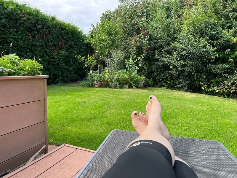 12 von 12 September 2023 - 6 von 12 Mittagspause im Garten - Auf der Liege mit Blick in den Garten