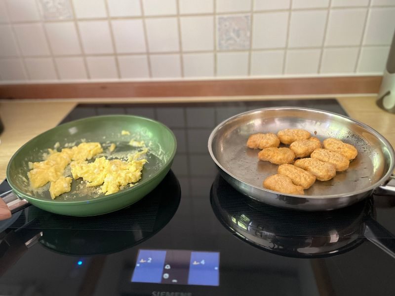 12 von 12 September 2023 - 8 von 12 Essen kochen - 2 Pfannen mit Rührei und Nuggets