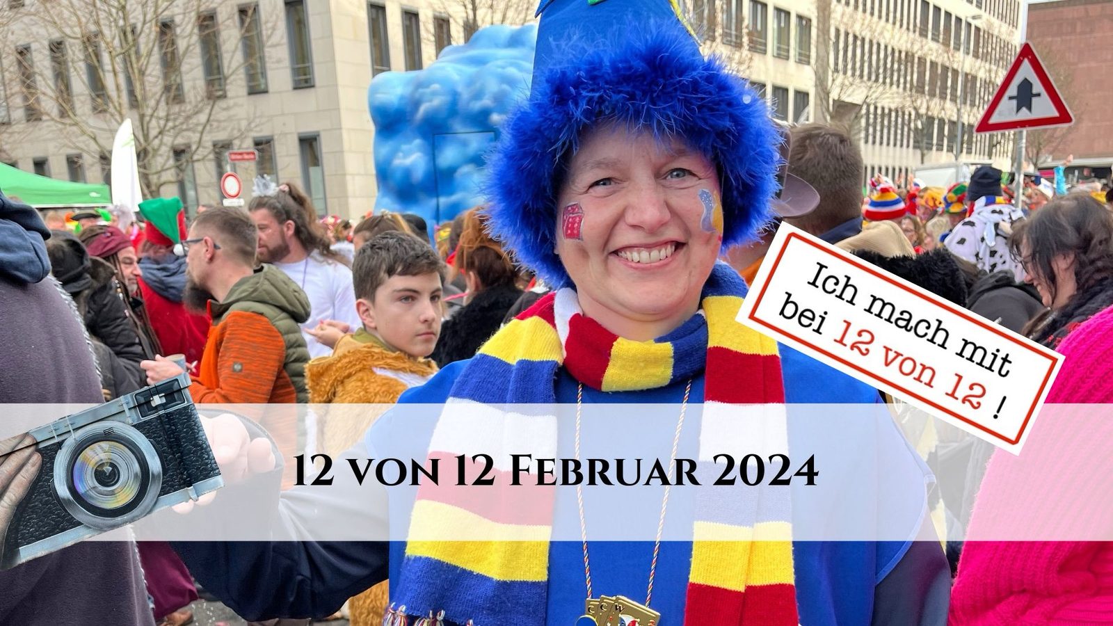 Danielle Berg in blauer Fastnachtsmütze und buntem Schal im Zug, dazu der Schriftzug "12 von 12 Februar 2024"