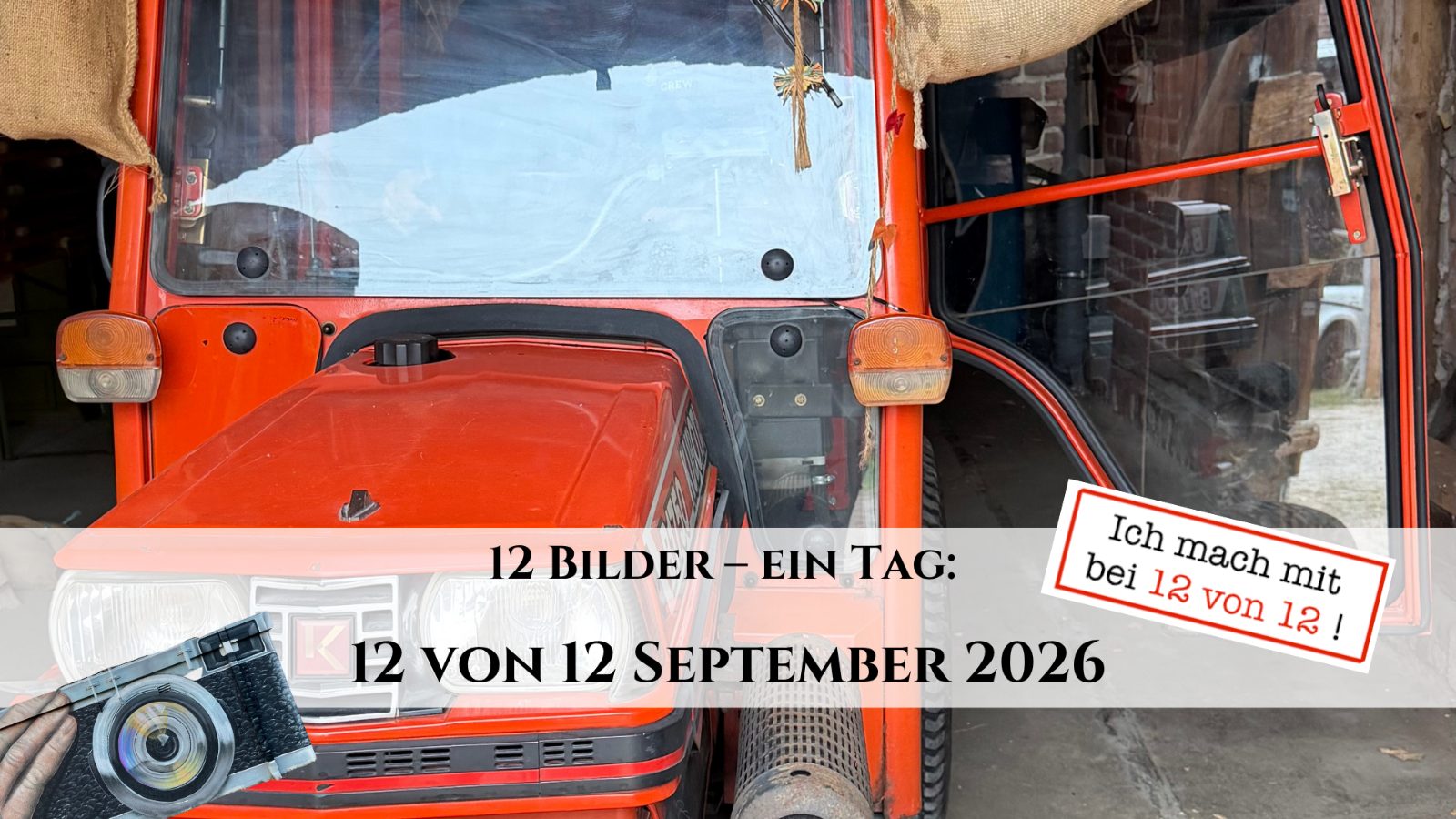 12 von 12 September 2026 - Titelbild: orangefarbener Kleintraktor mit geöffneter Tür in einer Scheune