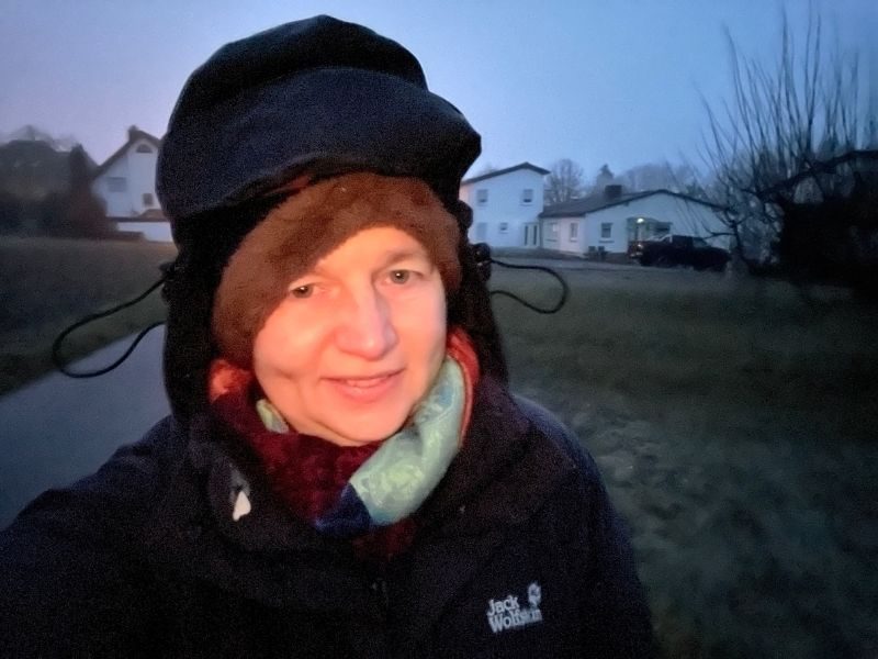 Danielle Berg mit schwarzer Jacke, Mütze und Kapuze
