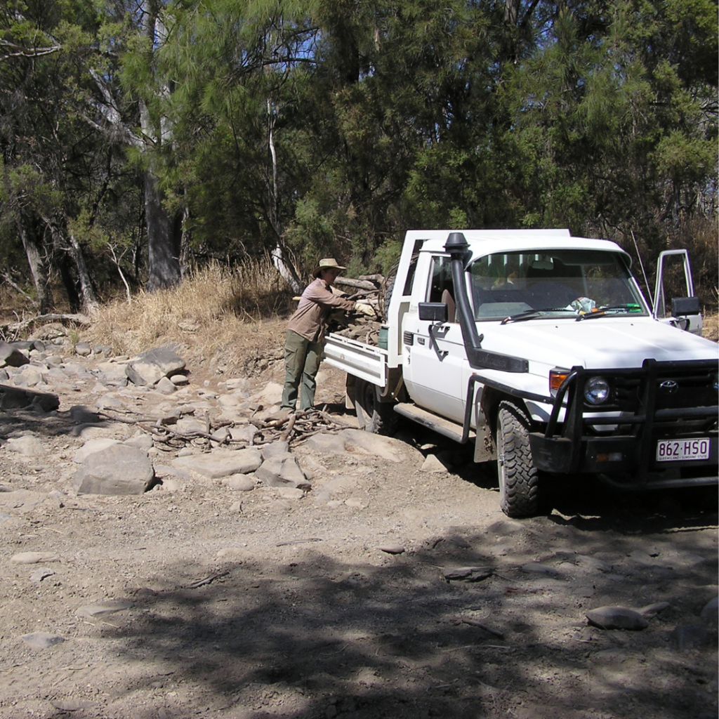 Australien - Steine sammeln im trockenen Flussbett