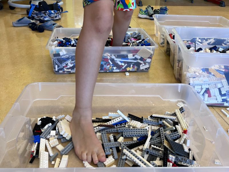 Barfuß-Pfad aus Lego - Kinderfuß auf Lego