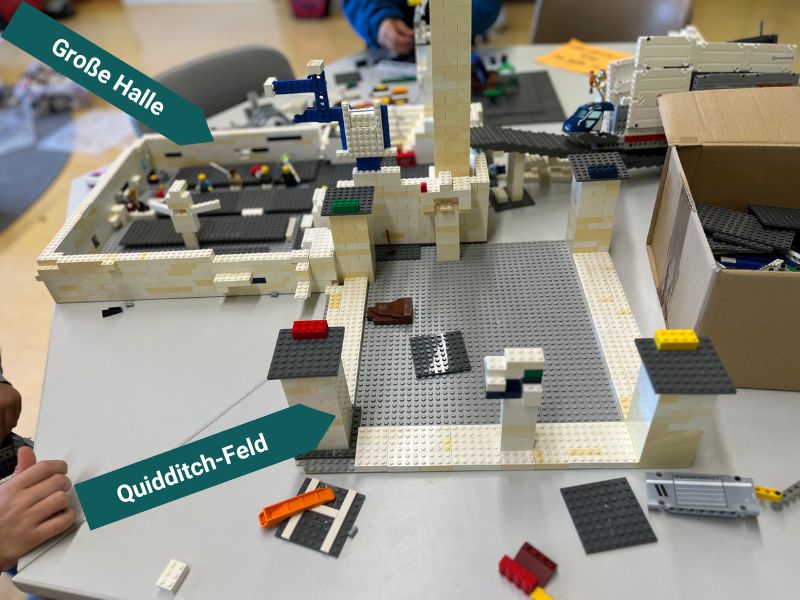 Harry Potter Schloss aus Lego - selbtkreiert mit Quiddich-Feld und großer Halle