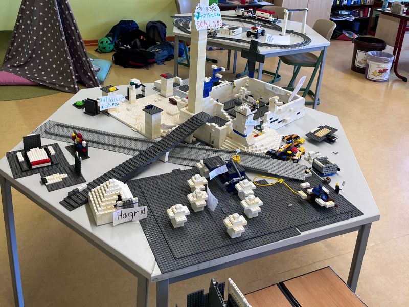 Das Ergebnis vom Lego-Projekt: Harry Potter Schloss im Schnee aus Lego mit Hagrids Hütte, dem verbotenen Wald, dem Quidditch-Feld im Schnee