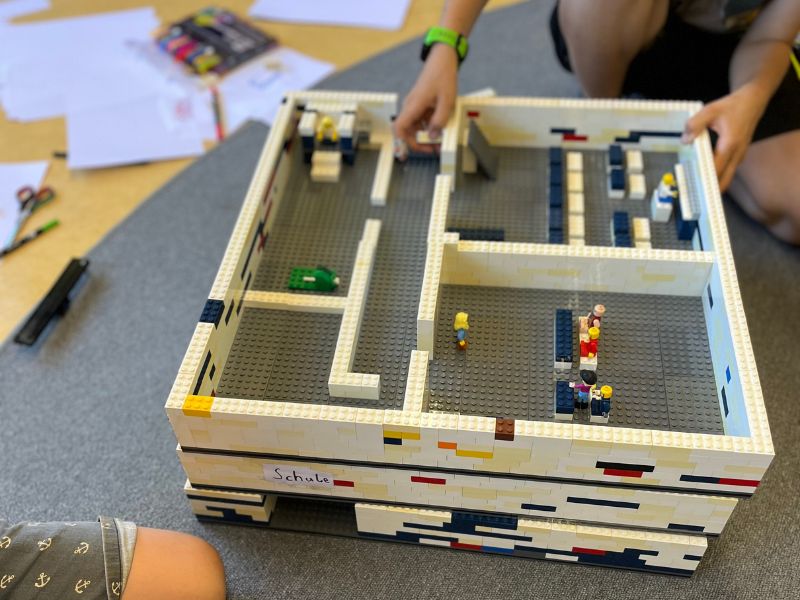 Schule aus Lego mit Klassenraeumen und Musikraum