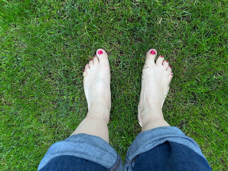 4 von 12: Füße im Gras