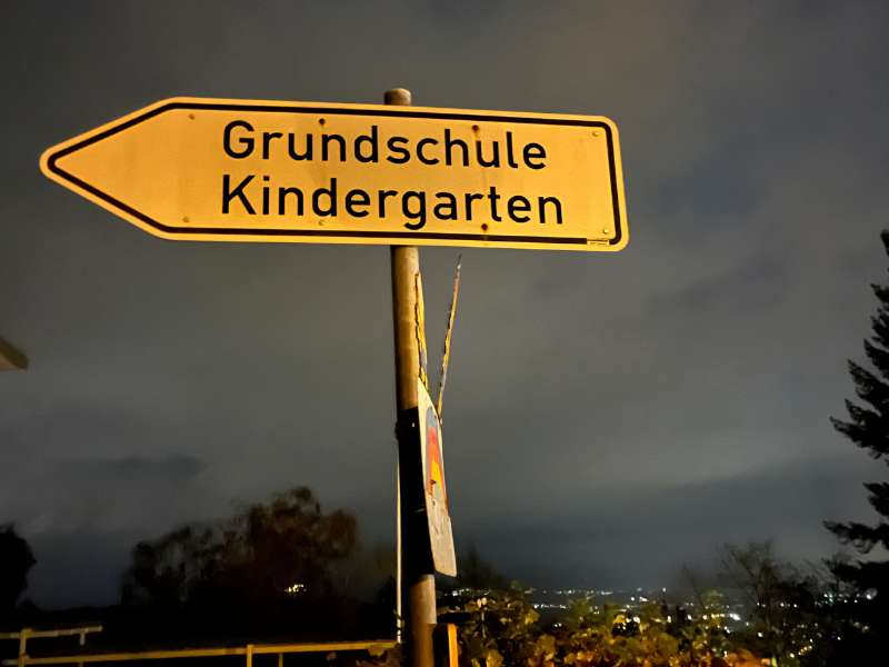 12 von 12 November 2023 - 11 von 12: Straßenschild Grundschule Kindergarten
