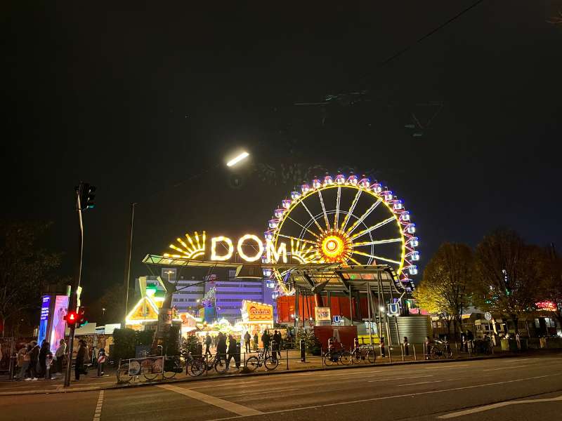 Hamburger DOM mit Riesenrad