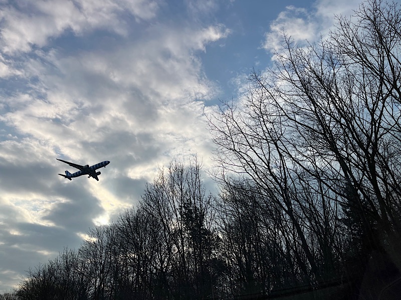 Flugzeug und Wolken
