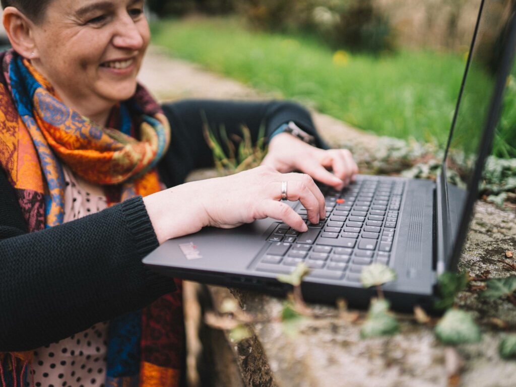 am Laptop im Grünen