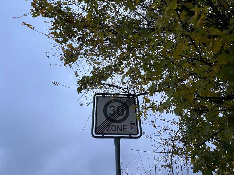 12 von 12 November 2024 - 1 von 12: Schild Ende 30-Zone mit Herbstblättern und grauem Himmel