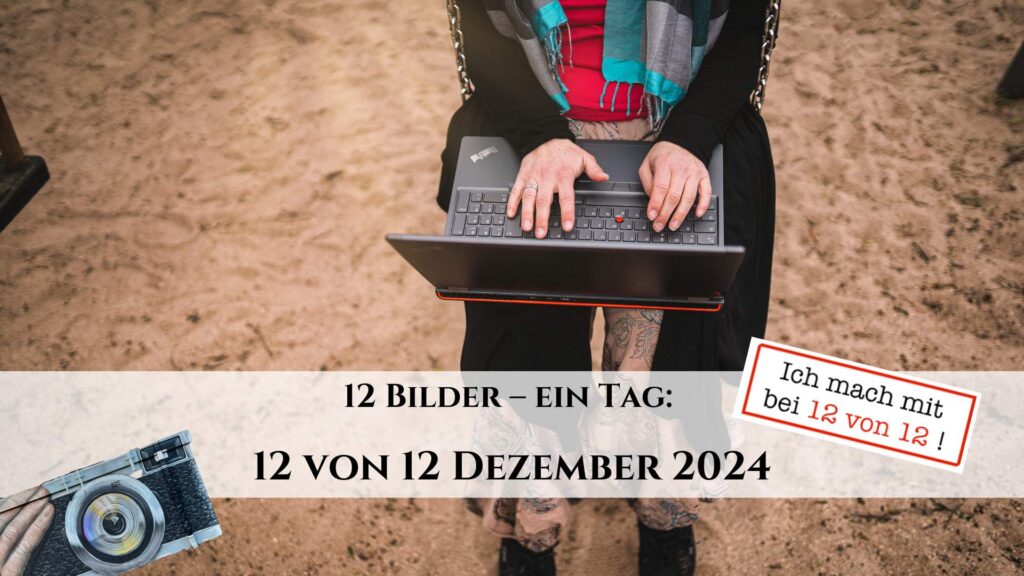 12 von 12 Dezember 2024 - 12 Bilder 1 Tag - Frau auf einer Schaukel tippt am Laptop, Titelbild, eine Kamera im Vordergrund und ein der Text "Ich mach mit bei 12 von 12"