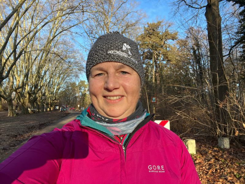 12 von 12 Januar 2025: 4 von 12: Danielle Berg mit pinker Laufjacke und Mütze im Wald