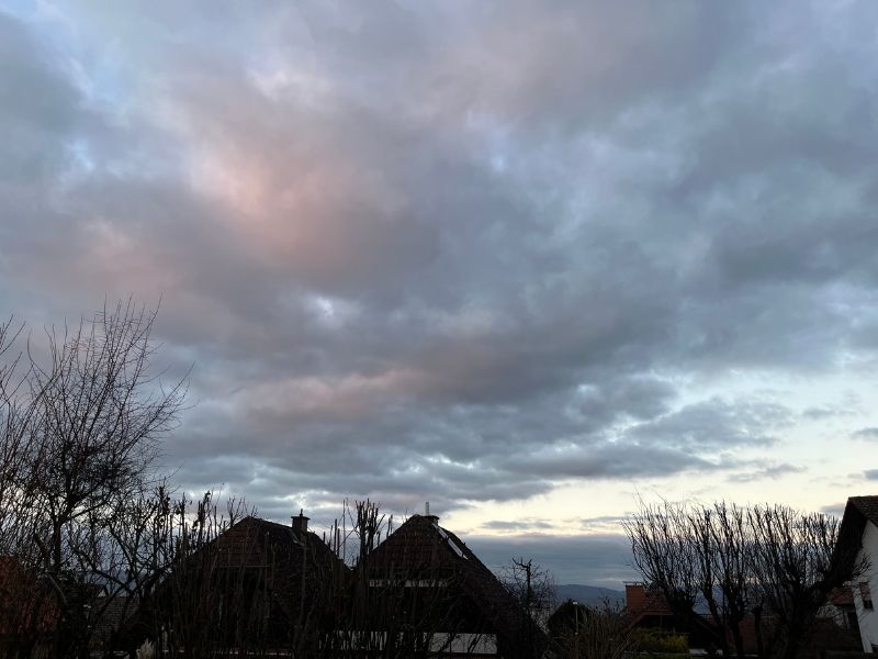 12 von 12 Januar 2025 7 von 12: Wolken und Hausdächer