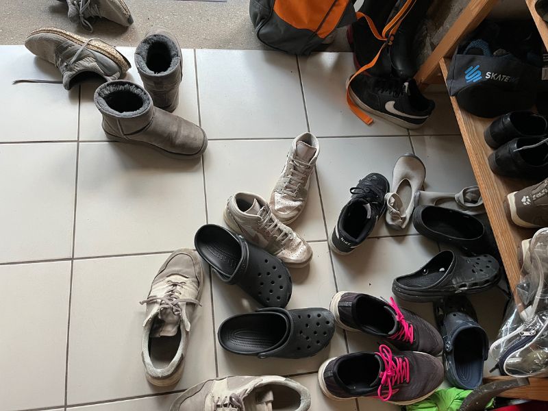 12 von 12 Januar 2025: 2 von 12: Viele Schuhe wild durcheinander