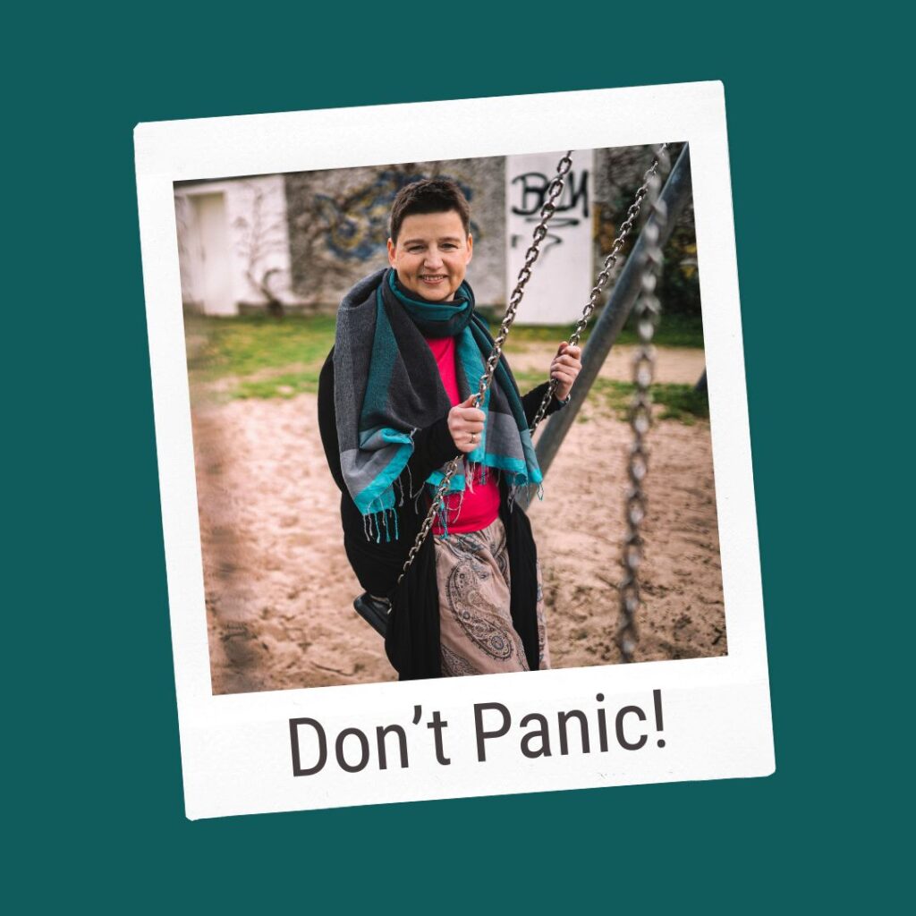 Key Visual "Don't Panic" - Elterncoaching - Danielle Berg auf einer Schaukel