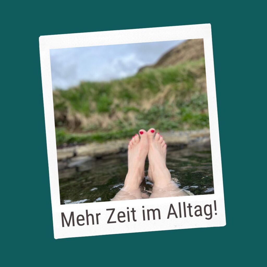 Key Visual - Mehr Zeit im Alltag - Füße schauen aus dem Wasser in der Natur