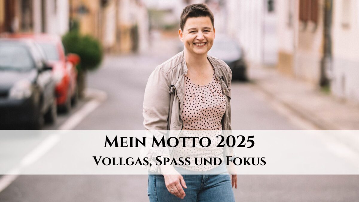 Danielle Berg lächelnd auf einer Strasse - Mein Motto 2025: Vollgass, Spass und Fokus