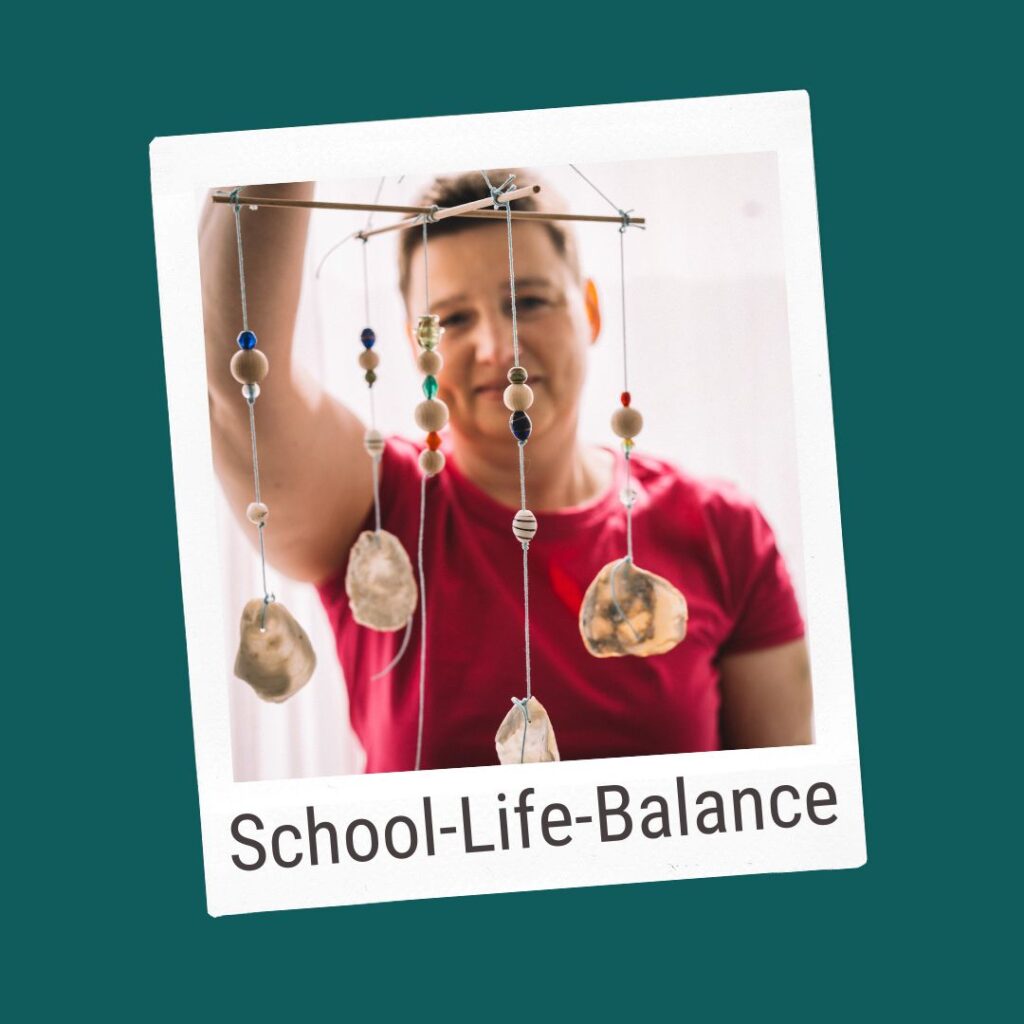 Key Visual - School-Life-Balance - Danielle Berg einem Mobile aus Muscheln