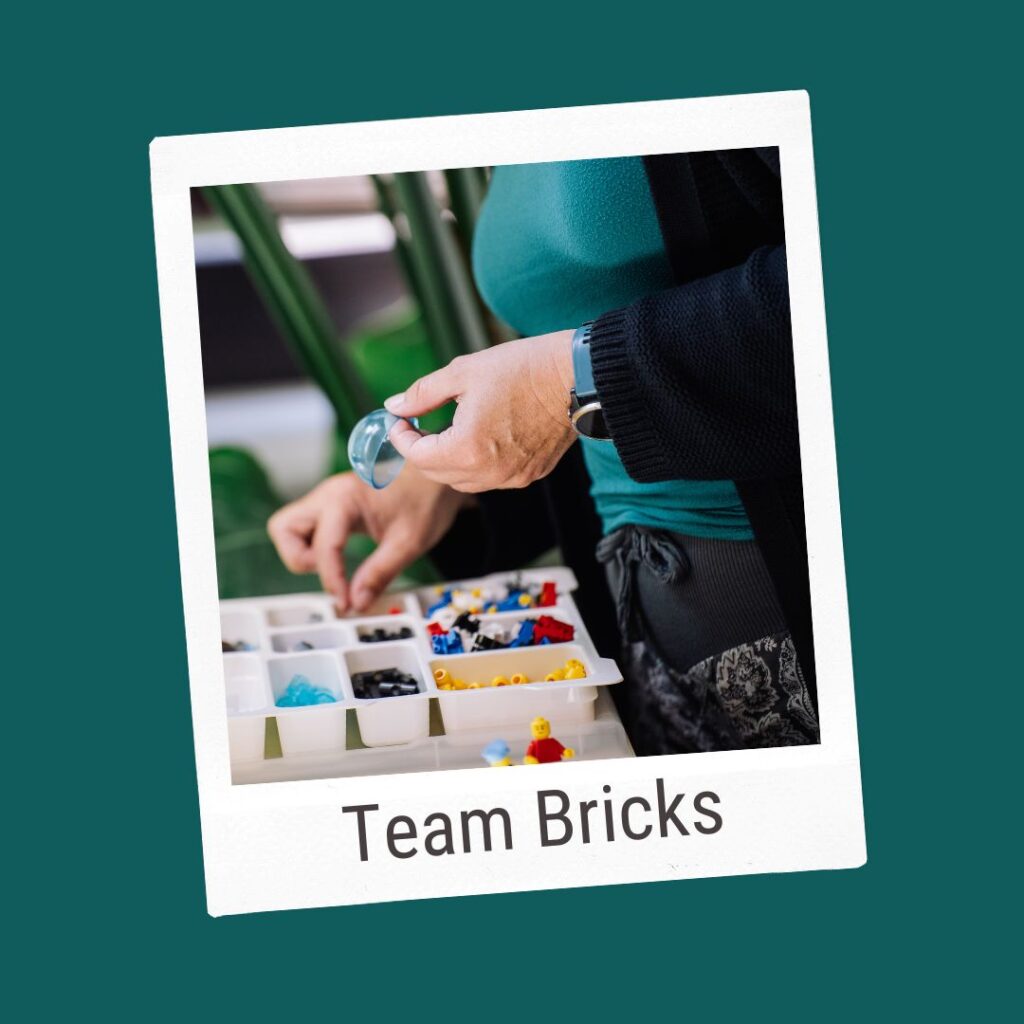 Key Visual Team Bricks - Frauen Hände mit Lego® Serious Play® Steinen