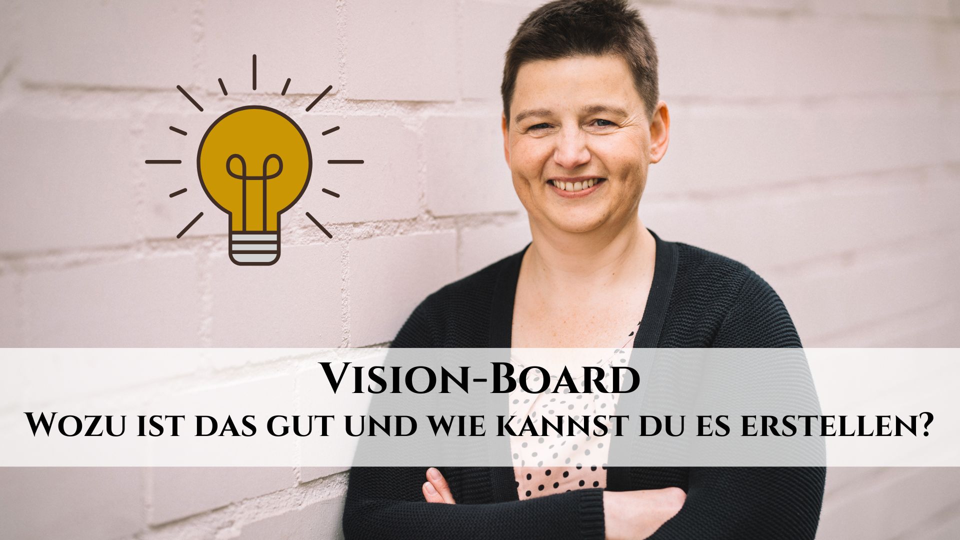 Danielle Berg vor weißer Wand, Glühlampe-Icon und Titeltext: Vision-Board: Wozu ist das gut und wie kannst du es erstellen?