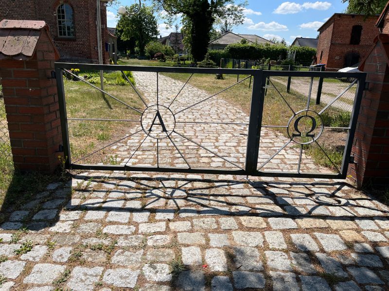 12 von 12 Mai 2025 - 6 von 12 - Friedhofstor
