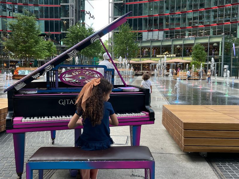 12 von 12 Mai 2025 - 7 von 12 - Sony Center -Mädchen am Klavier
