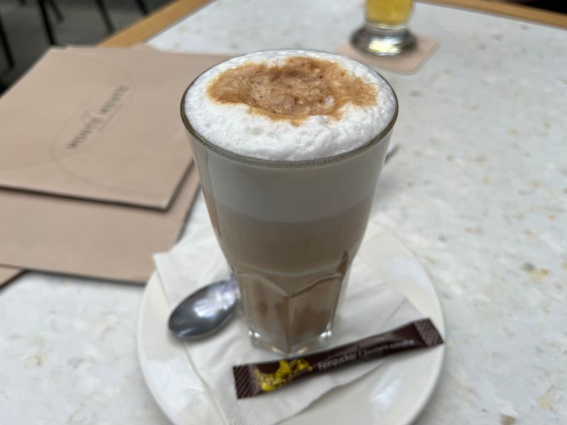12 von 12 Mai 2025 - 8 von 12 - Kollegenplausch mit Latte Macchiato