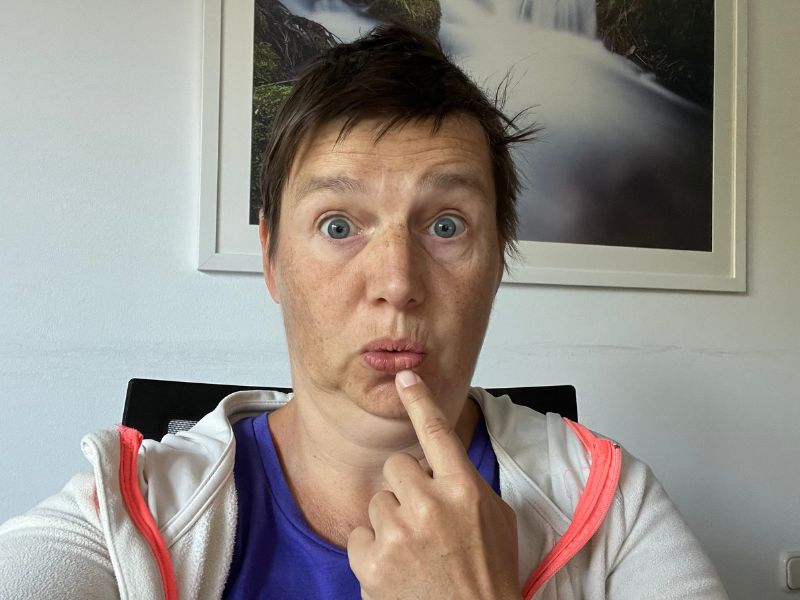 12 von 12 - August 2025 - 2 - Danielle schaut erschrocken