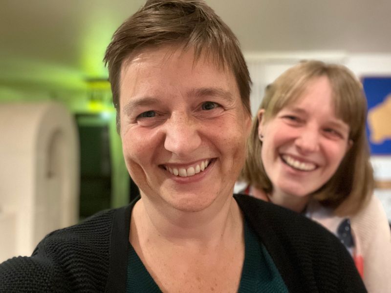 12 von 12 Oktober 2025 - 9 von 12: zwei lachende Frauen