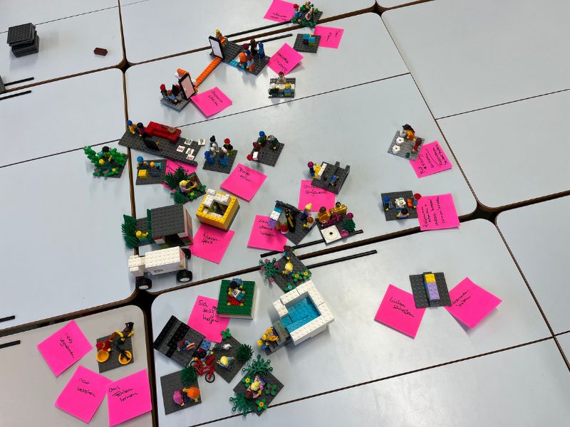 Lego-Modelle mit Post-it Beschriftung - Ergebnis Lego Serious Play Grundschule - gute Klassengemeinschaft